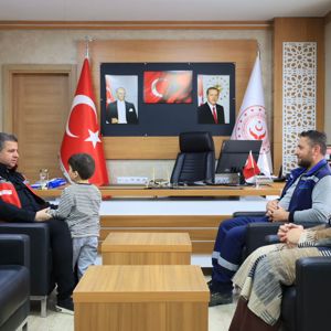  İl Müdürümüz Sayın Serdar Demirci’nin Onayıyla Koruyucu Aile Uyum Süreci Olumlu Sonuçlanan Kıymetli Yavrumuz; Koruyucu Aile Sözleşmesinin İmzalanmasının Ardından Artık Sevgiyle Büyüyeceği Sıcak Bir Yuvaya Kavuştu. - fotoğraf 2