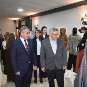 İl Müdürümüz Adem YÜCEL, Aile Destek Merkezi kursiyerlerine yönelik düzenlenen 2026 yılı 1. Eğitim Dönem Sonu sertifika töreni ve el sanatları sergisine katılım sağladılar. - fotoğraf 4