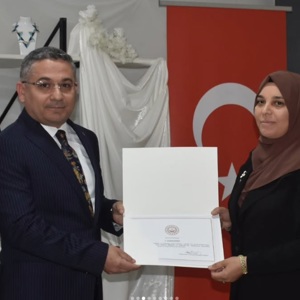 İl Müdürümüz Adem YÜCEL, Aile Destek Merkezi kursiyerlerine yönelik düzenlenen 2026 yılı 1. Eğitim Dönem Sonu sertifika töreni ve el sanatları sergisine katılım sağladılar. - fotoğraf 3