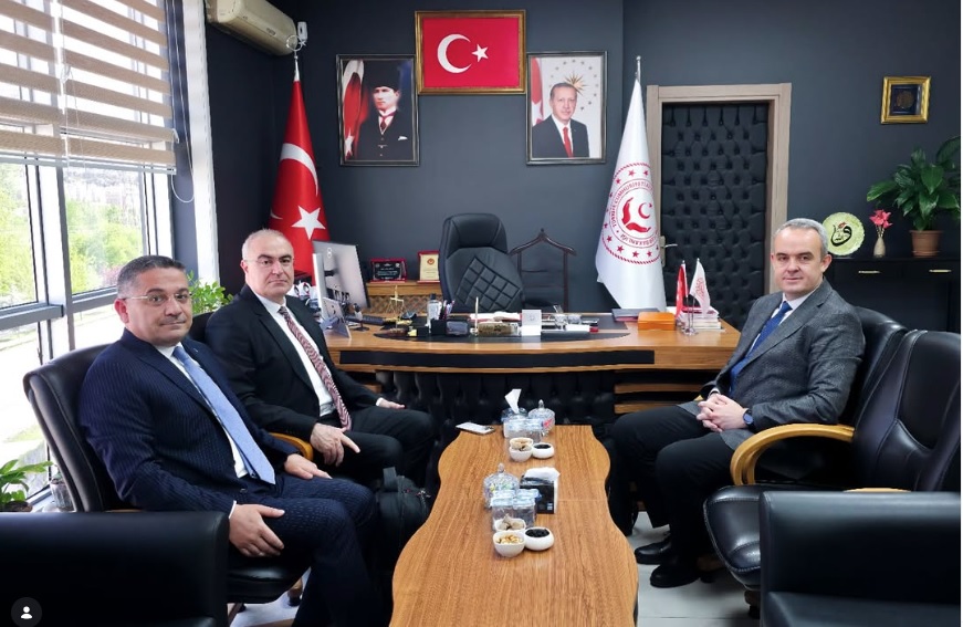 Bakanlığımız Rehberlik ve Teftiş Başkanlığı' nda görevli İç Denetçilerimiz Mehmet Murat COŞKUN ve Serdar ÖZHAN, İl Müdürümüz Adem YÜCEL’i ziyaret ettiler.