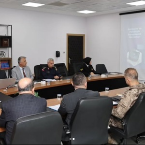 Valimiz Önder BAKAN ve kamu kurumlarının yöneticilerinin katılımıyla, okullarımızın güvenliği ve genel durumlarının görüşüldüğü toplantı gerçekleştirildi. - fotoğraf 2
