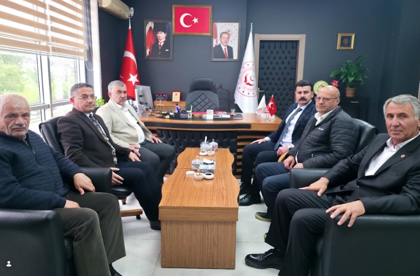 Hamamözü İlçe Kaymakamımız Ertuğrul ARSLAN ve Hamamözü Belediye Başkanımız Cihan DEMİR ile beraberindekiler, İl Müdürümüz Adem YÜCEL'i makamında ziyaret ettiler.