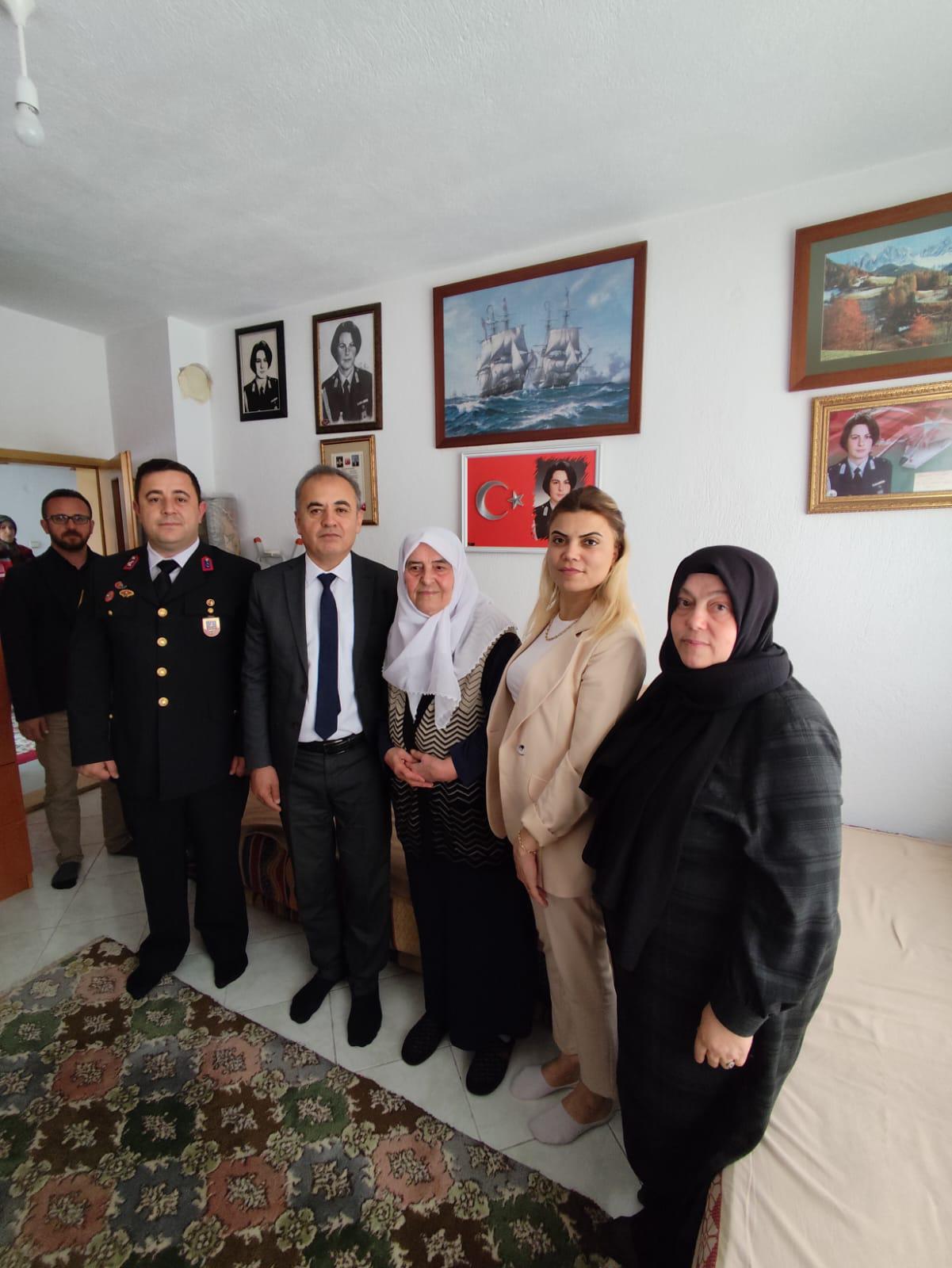 Aziz vatanımız uğruna görevini büyük bir fedakârlık ve kahramanlıkla yerine getirirken şehit olan kadın pilot Teğmen Ayfer Gök’ün kıymetli ailesi ziyaret edildi.