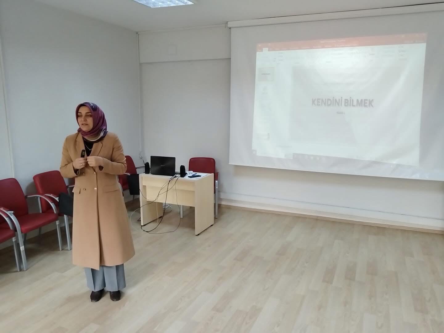 Karabük Aile ve Sosyal Hizmetler İl Müdürlüğümüz Tarafından Yürütülen Modüler Aile Eğitim Programı Kapsamında Kendini Bilmek Modülü İle 4 Yeni Kapalı Grup Eğitimi Güçlü Bir Başlangıç Yaptı