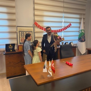 Çocuk Evleri Koordinasyon Merkezi Müdürlüğü’ne bağlı çocuk evlerimizde hizmet alan çocuklarımız, Gazi Mustafa Kemal Atatürk’ün çocuklara armağan ettiği 23 Nisan’da,  Osmaniye Barosu’nu ziyaret ettiler. - fotoğraf 2