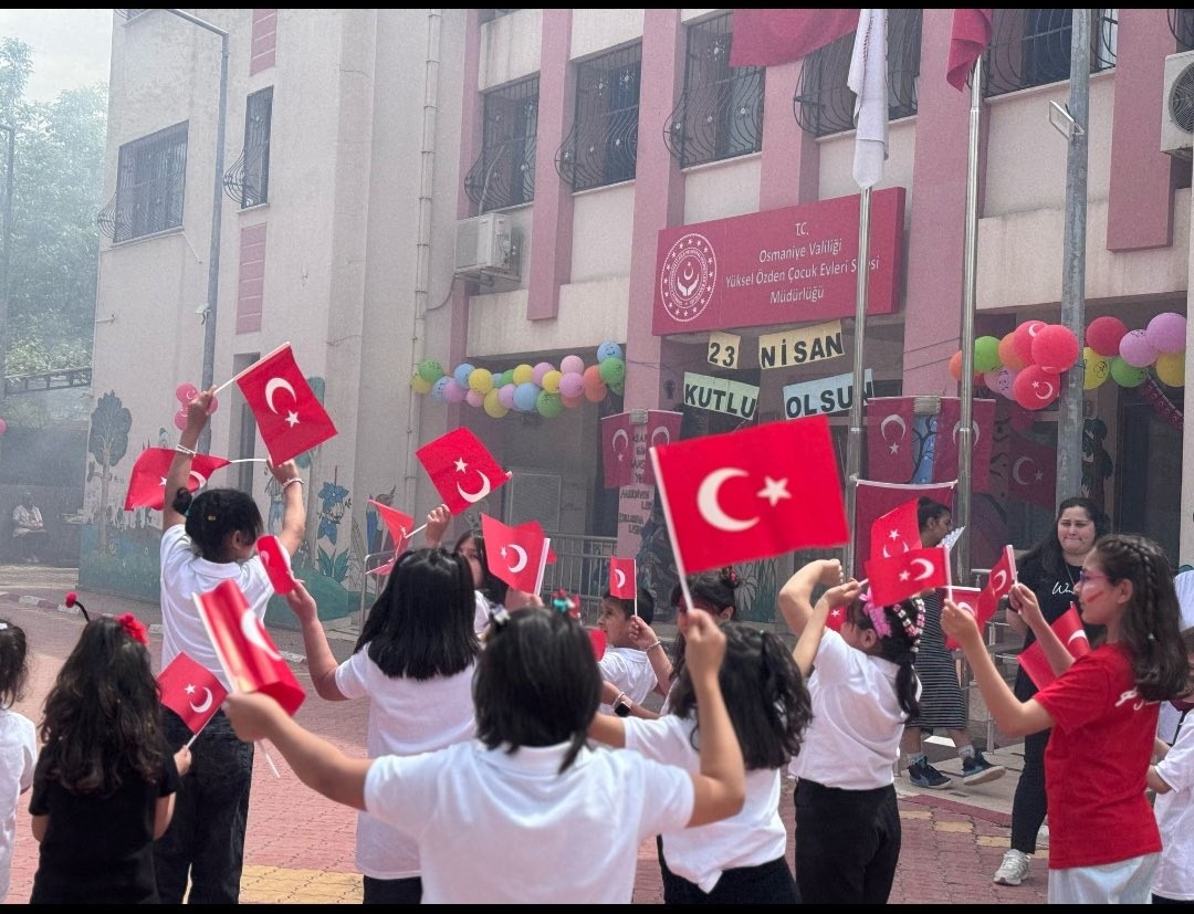 Yüksel Özden Çocuk Evleri Sitesi’nde kalan çocuklarımız, 23 Nisan Ulusal Egemenlik ve Çocuk Bayramı’nı büyük bir coşku ve sevinçle kutladı.