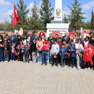 Vefanın En Güzel Hali: Minik Yüreklerle Şehitlik Ziyareti - fotoğraf 1