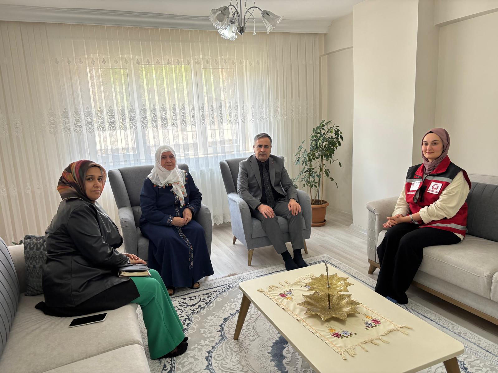 Anneler Günü münasebetiyle, İl Müdürümüz Vefa Akdoğan tarafından şehidimiz Burhan Özçelikbaş’ın kıymetli eşi Şerife Özçelikbaş ziyaret edildi