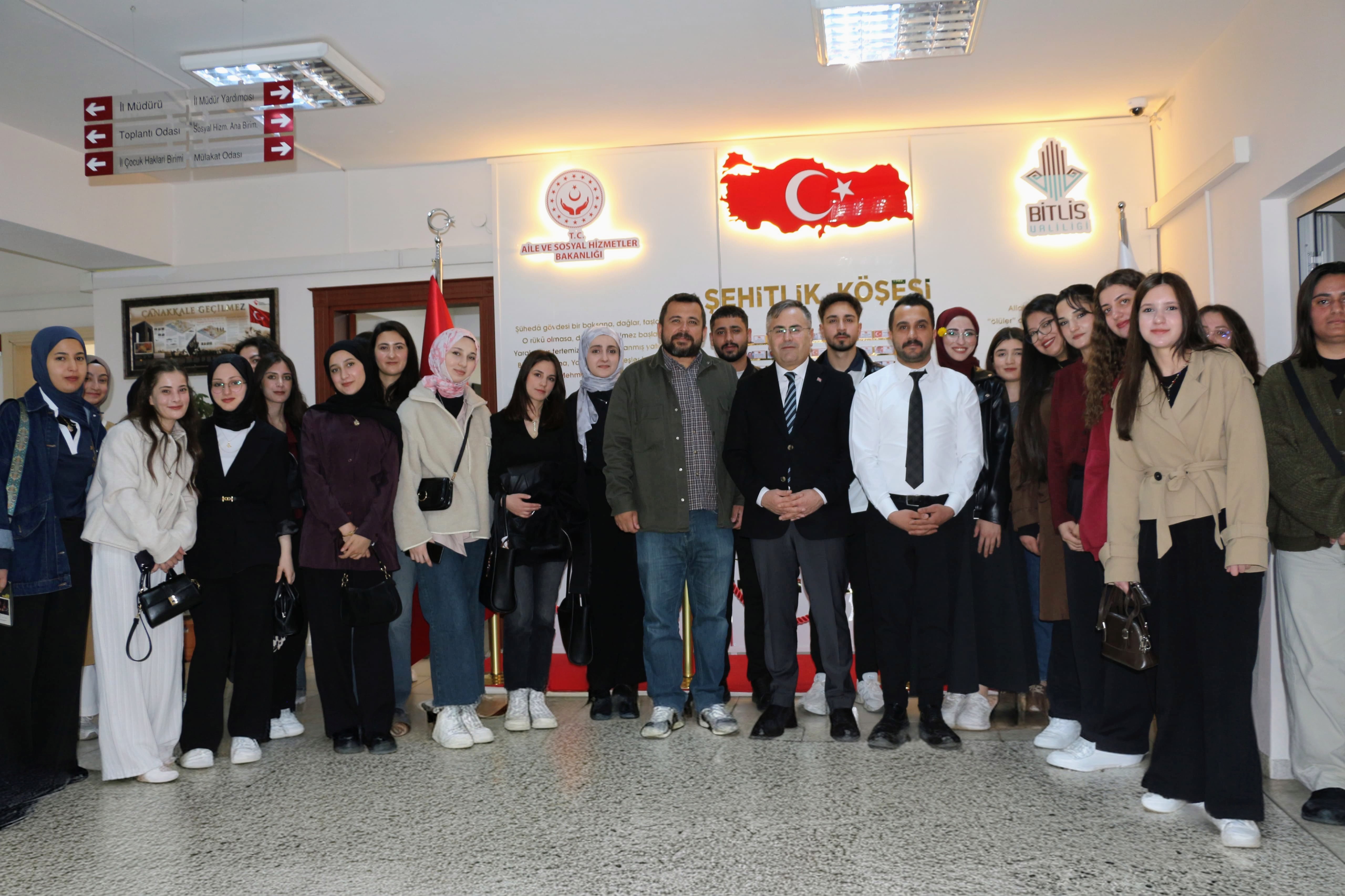 Bitlis Eren Üniversitesi Sosyal Hizmet Bölümü öğrencileri, İl Müdürlüğümüzü ziyaret ederek İl Müdürümüz Vefa Akdoğan ile bir araya geldi