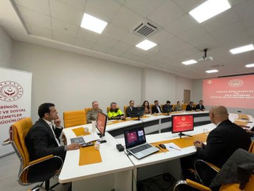 Sosyal Risk Haritası çalışmalarının işlevselliğinin artırılması, kurumlar arası koordinasyonun sağlanması amacıyla Vali Yardımcısı Uğur TUTKAN başkanlığında dış paydaş kurumlara yönelik bilgilendirme toplantısı yapılmıştır. 