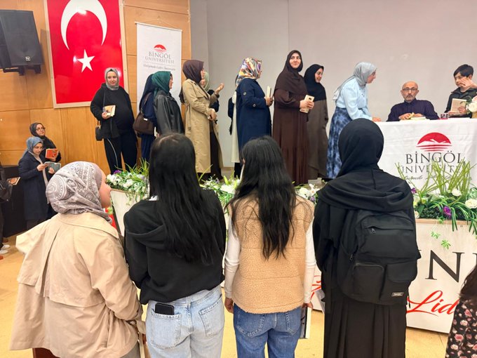 Çocuk evlerinde koruma ve bakim altinda olan çocuklarimiz ile birlikte Bingöl Üniversitesi ev sahipliginde gerceklestirilen Yazar Dr. Mustafa ULUSOY'un söyleşi ve imza gününe katıldık. 