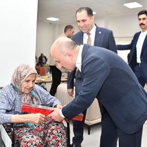 Valimiz Sayın  Dr. Osman Varol ve kıymetli eşleri Funda Varol Hanımefendi, Anneler Günü dolayısıyla Aydın Huzurevi’ni Ziyareti - fotoğraf 1
