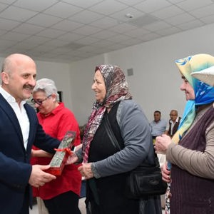 Valimiz Sayın  Dr. Osman Varol ve kıymetli eşleri Funda Varol Hanımefendi, Anneler Günü dolayısıyla Aydın Huzurevi’ni Ziyareti - fotoğraf 2