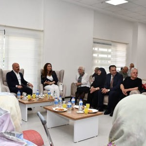 Valimiz Sayın  Dr. Osman Varol ve kıymetli eşleri Funda Varol Hanımefendi, Anneler Günü dolayısıyla Aydın Huzurevi’ni Ziyareti - fotoğraf 4