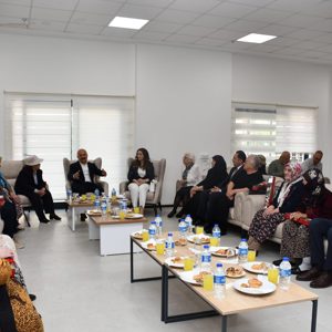 Valimiz Sayın  Dr. Osman Varol ve kıymetli eşleri Funda Varol Hanımefendi, Anneler Günü dolayısıyla Aydın Huzurevi’ni Ziyareti - fotoğraf 5