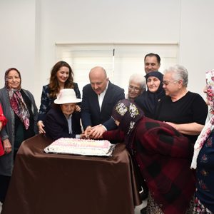 Valimiz Sayın  Dr. Osman Varol ve kıymetli eşleri Funda Varol Hanımefendi, Anneler Günü dolayısıyla Aydın Huzurevi’ni Ziyareti - fotoğraf 8