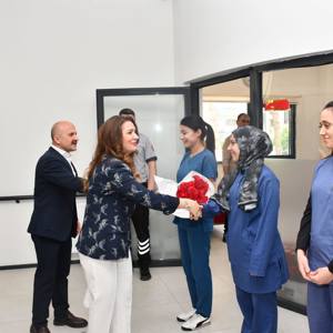 Valimiz Sayın  Dr. Osman Varol ve kıymetli eşleri Funda Varol Hanımefendi, Anneler Günü dolayısıyla Aydın Huzurevi’ni Ziyareti - fotoğraf 7