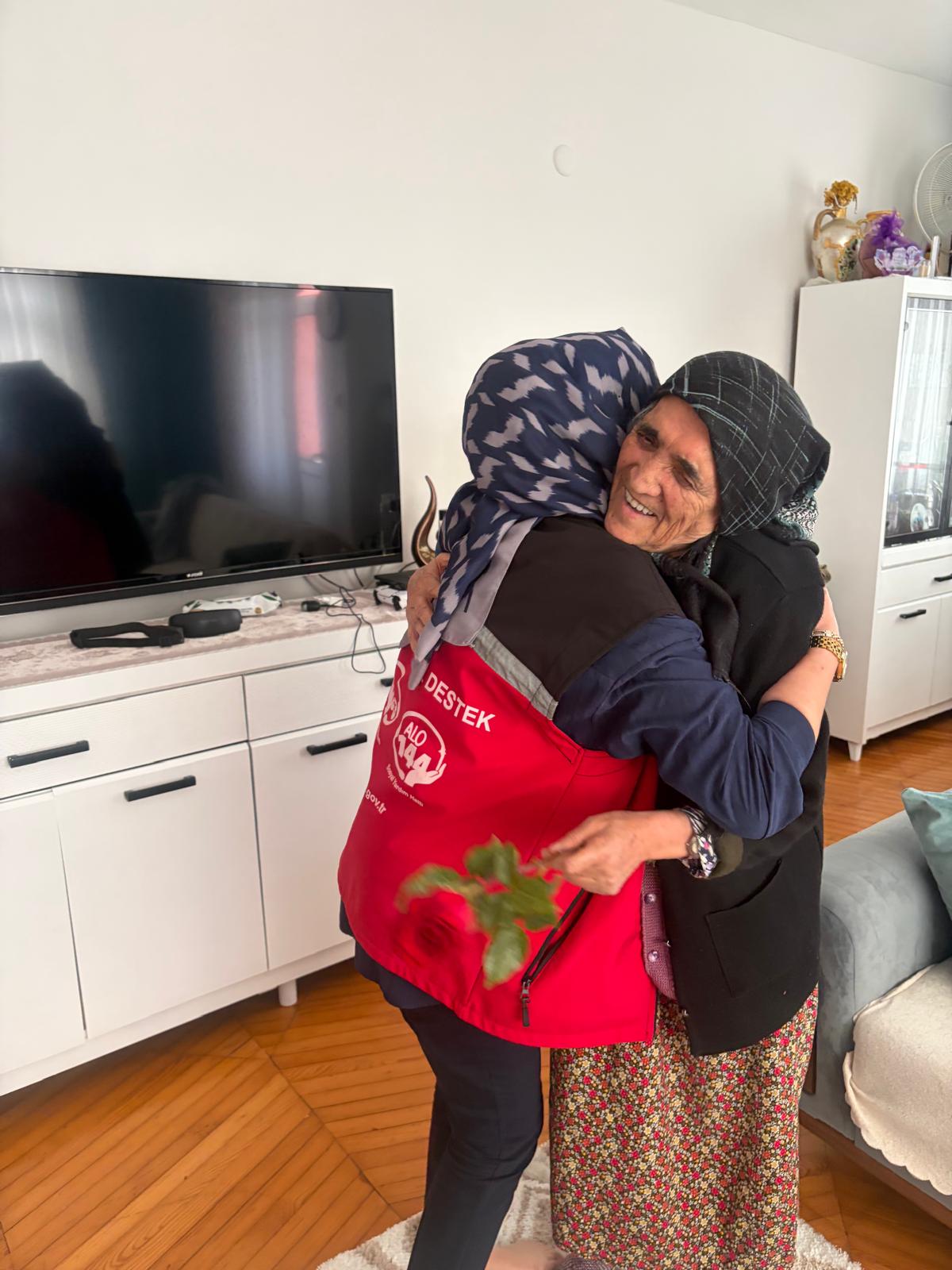 Kırmızı Yeleklilerimiz, Anneler Gününde Şehit Annelerini Ziyaret Etti