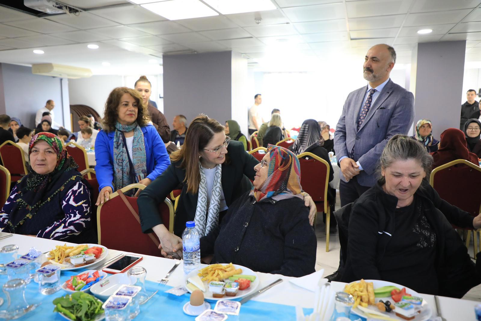 Anneler Günü vesilesiyle şehit annelerimiz onuruna düzenlenen kahvaltı programı gerçekleştirildi. - fotoğraf 3