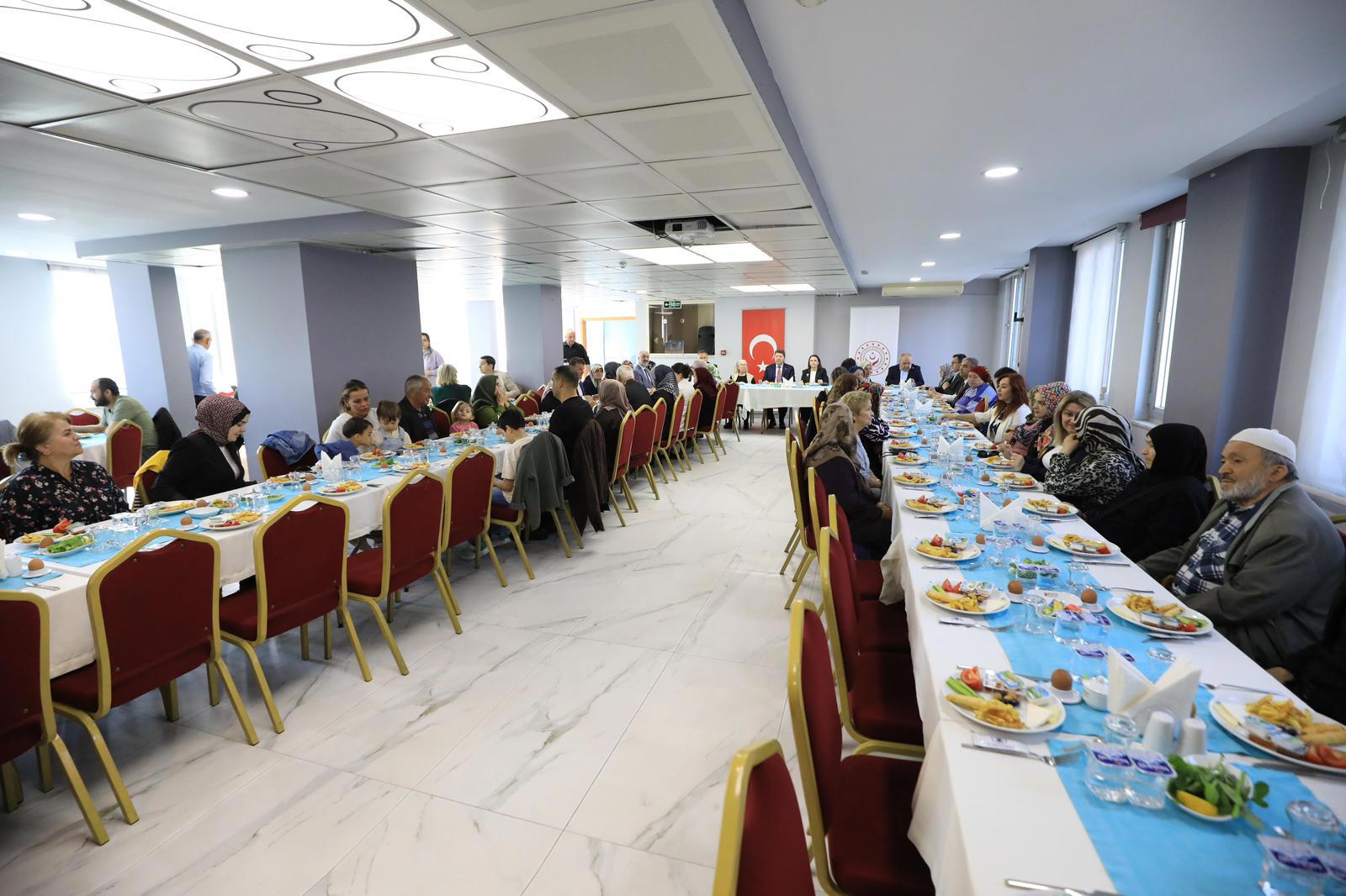 Anneler Günü vesilesiyle şehit annelerimiz onuruna düzenlenen kahvaltı programı gerçekleştirildi. - fotoğraf 1