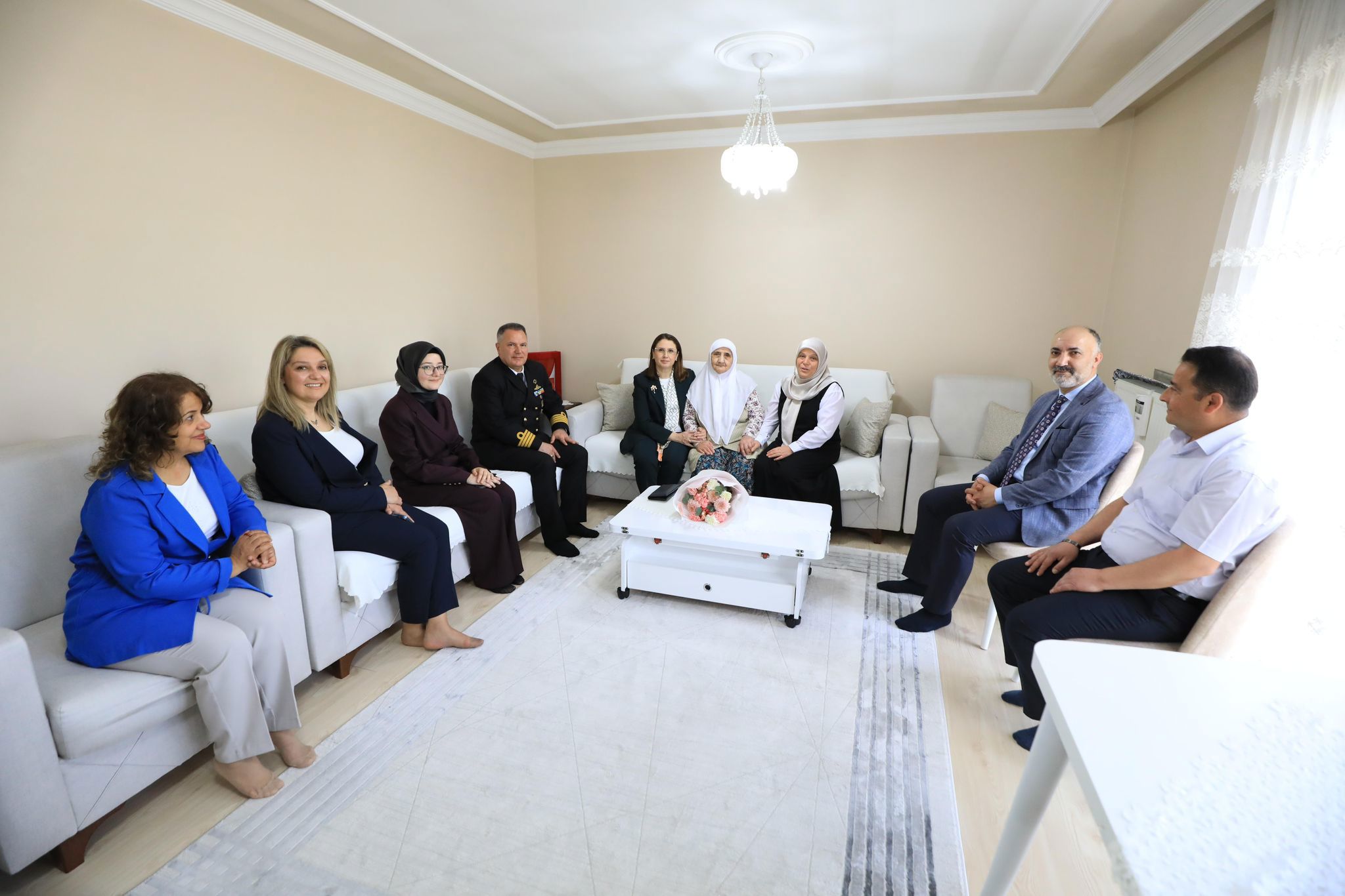 Anneler Günü vesilesiyle huzurevinde kalan yaş almış annelerimize ve Şehit Kenan Kundakçı’nın kıymetli annesi Hatice teyzemize ziyaret gerçekleştirildi. - fotoğraf 5
