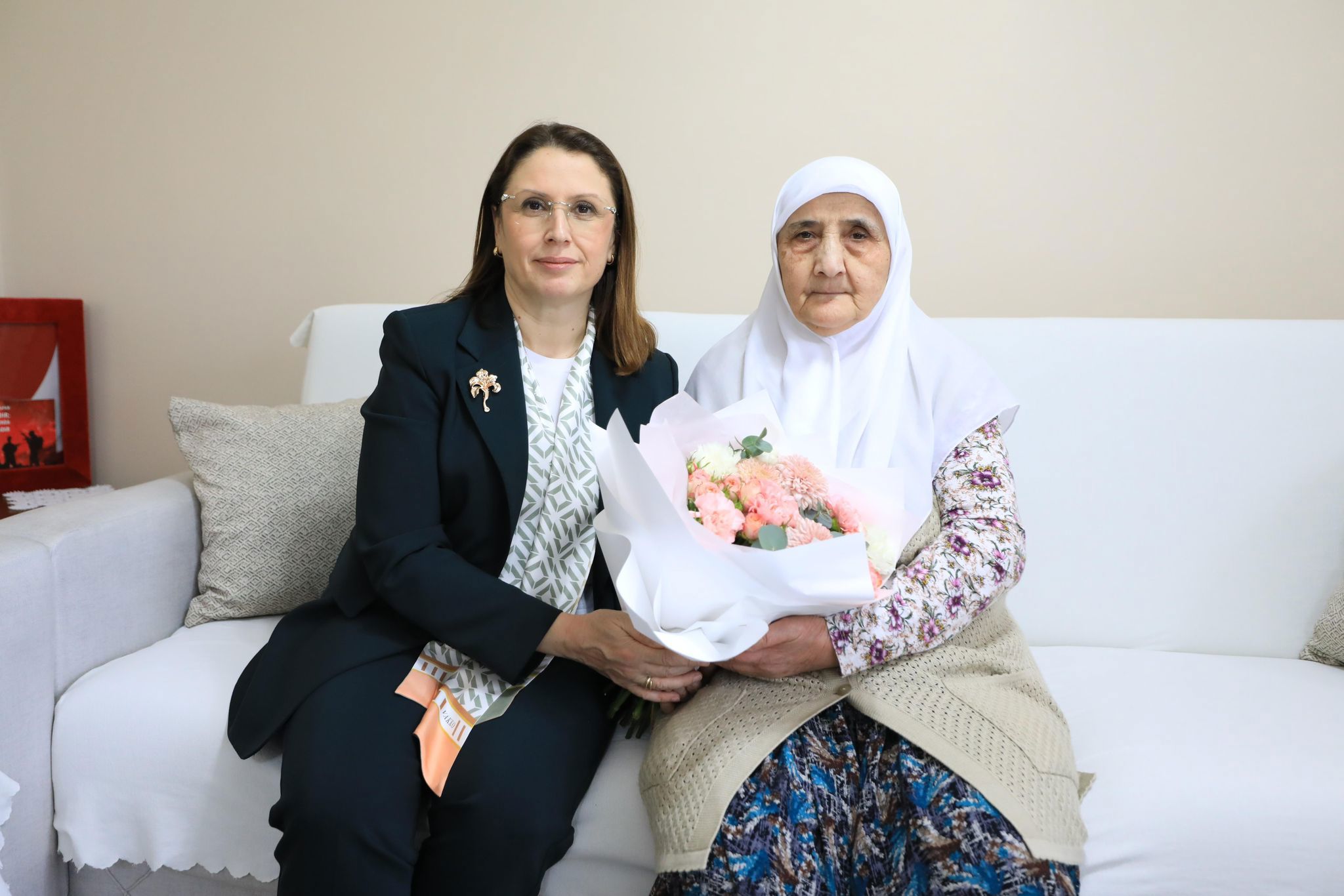 Anneler Günü vesilesiyle huzurevinde kalan yaş almış annelerimize ve Şehit Kenan Kundakçı’nın kıymetli annesi Hatice teyzemize ziyaret gerçekleştirildi. - fotoğraf 4