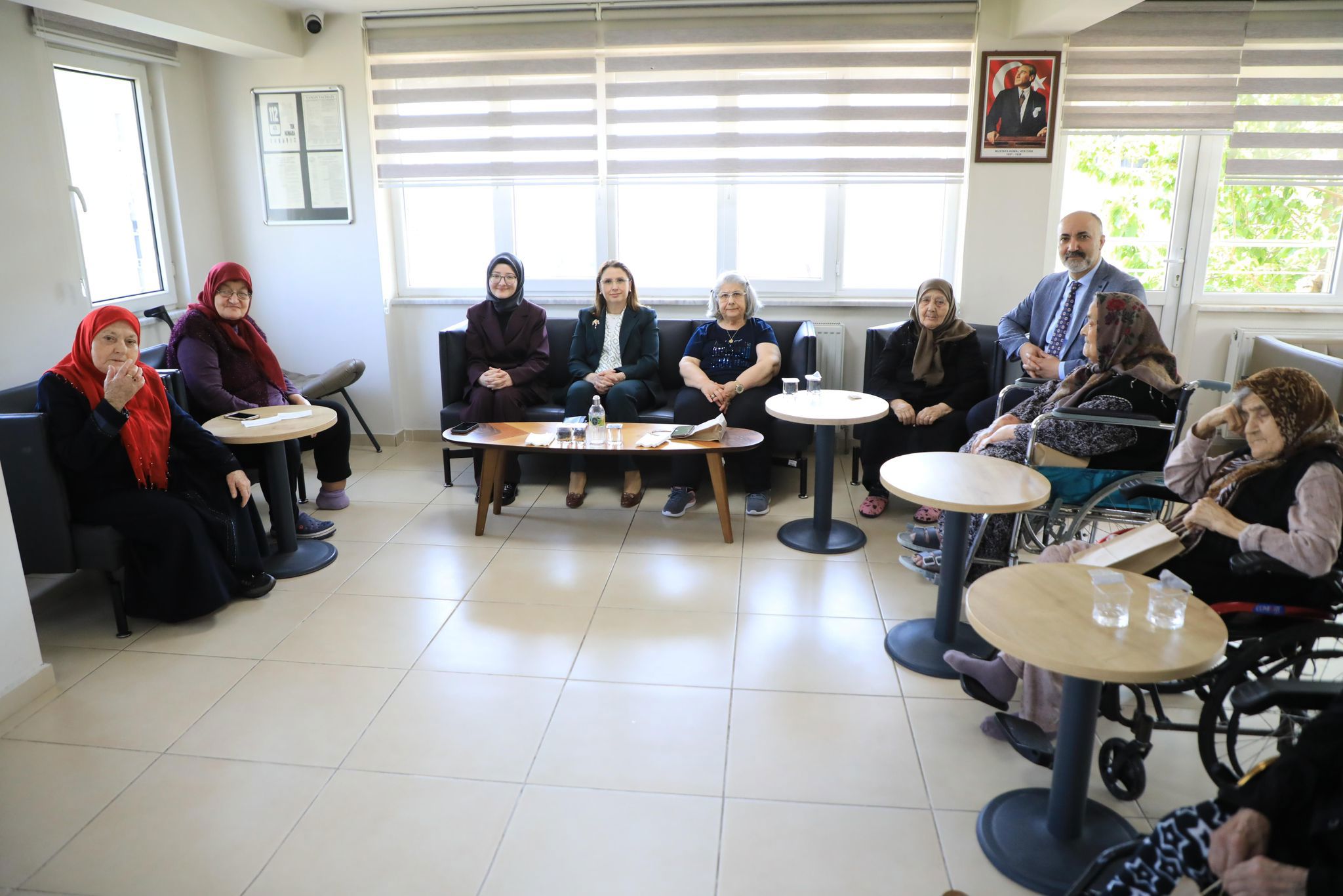 Anneler Günü vesilesiyle huzurevinde kalan yaş almış annelerimize ve Şehit Kenan Kundakçı’nın kıymetli annesi Hatice teyzemize ziyaret gerçekleştirildi. - fotoğraf 2