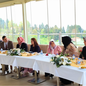 “Sevgiyle Büyüten Annelerimize Minnetle” Programı, Yoğun Katılımla Gerçekleştirildi. - fotoğraf 1