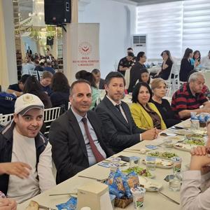 10-16 Mayıs Engelliler Haftası kapsamında, Valimiz Sayın Dr. İdris AKBIYIK ve İl Müdürümüz Yakup KÜTÜK, engelleri aşan özel bireylerimiz ve aileleriyle bir araya geldi. - fotoğraf 1