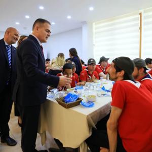 10-16 Mayıs Engelliler Haftası kapsamında, Valimiz Sayın Dr. İdris AKBIYIK ve İl Müdürümüz Yakup KÜTÜK, engelleri aşan özel bireylerimiz ve aileleriyle bir araya geldi. - fotoğraf 2