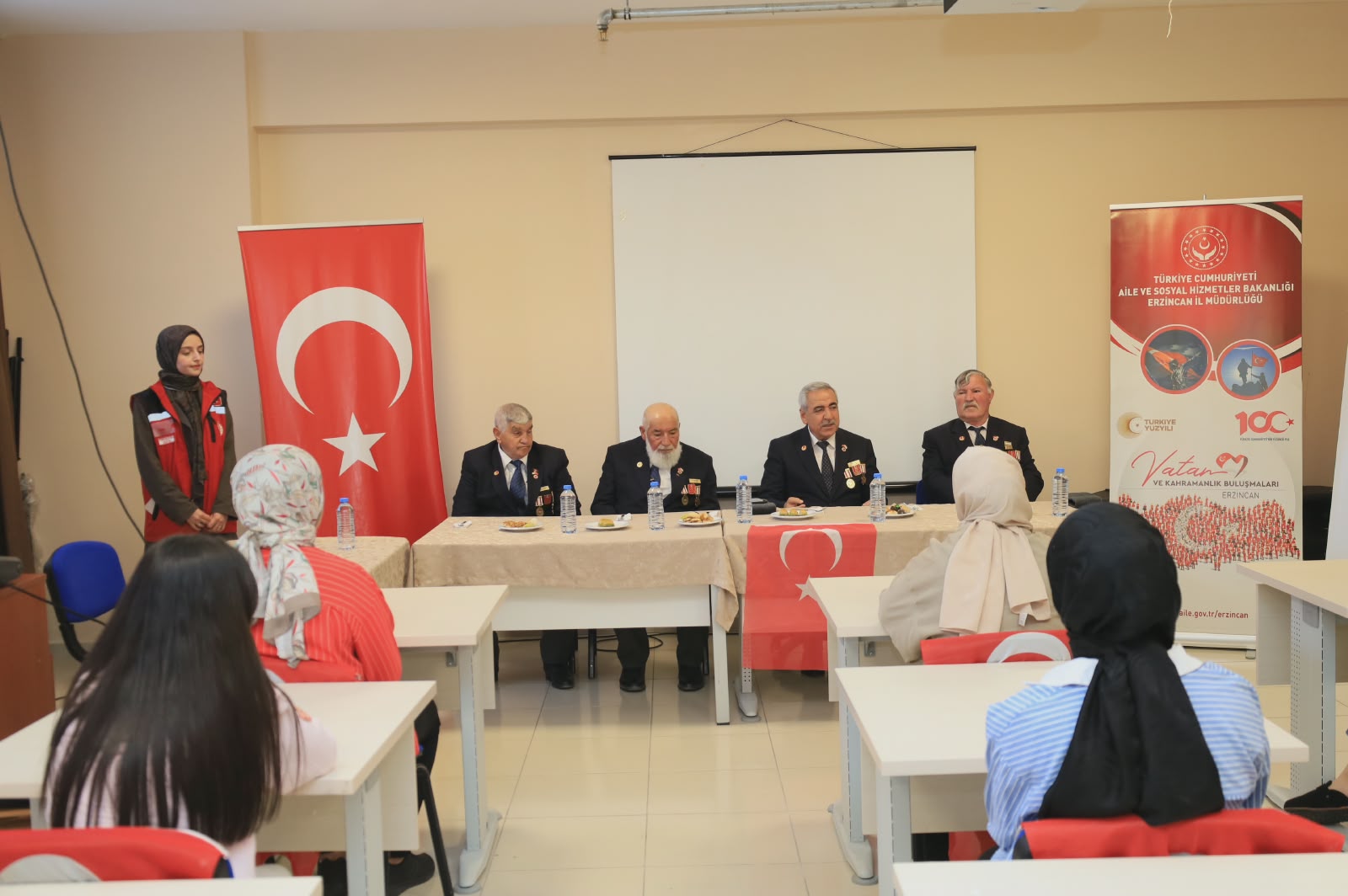 Vatan Ve Kahramanlık Buluşmaları Etkinliği Kapsamında, Gazilerimiz Erzincan Terzibaba KYK Kız Yurdu Öğrencileriyle Bir Araya Geldiler.
