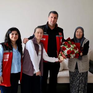 Anneler Gününde Bakanlığımız Hizmet Modellerinden Faydalanan Özel Bireyimiz Derya Şaşı Ve Onun Bakımını Büyük Bir Özveriyle Üstlenen Kıymetli Annesi Altun Şaşı, İl Müdürümüz Sayın Serdar Demirci Tarafından Hanelerinde Ziyaret Edildi. - fotoğraf 1