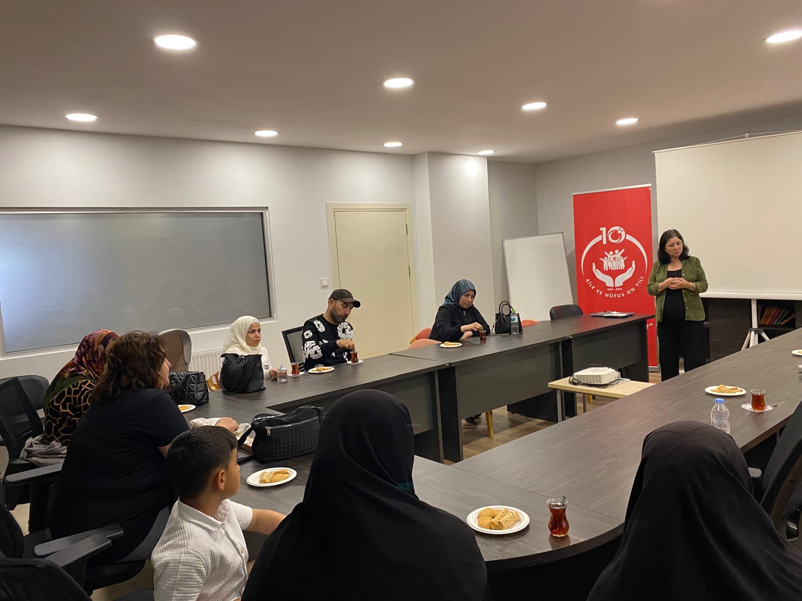 Aile Okulu Projesi Kapsamında “Bilinçli Medya Kullanımı” Eğitimi Düzenlendi.