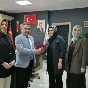​İl Müdürümüz Adem YÜCEL, Anneler Günü dolayısıyla personelimize çiçek takdim ederek bu özel günlerini kutladı. - fotoğraf 1