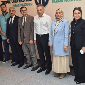 Ankara İlinde Gazi Olan Ahmet Birinci, Çalışmakta Olduğu Karadeniz Teknik Üniversitesi Farabi Hastanesinde Ziyaret Edildi. - fotoğraf 1