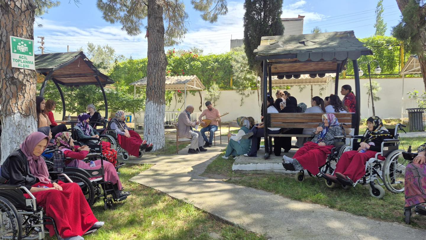 Soma’da Huzurevi Sakinleri Öğrencilerle Müzik Dolu Bir Gün Geçirdi