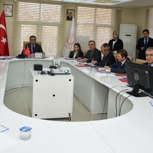 Aile İçi ve Kadına Karşı Şiddetle Mücadele Toplantısı Valimiz Dr. Ozan BALCI Başkanlığında Yapıldı - fotoğraf 1