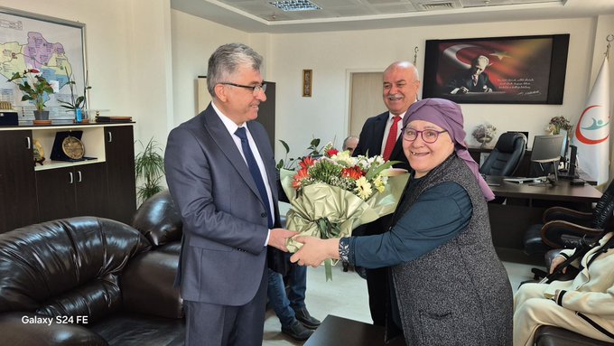 İl Sağlık Müdürünü makamında ziyaret etti.