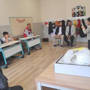 10-16 Mayıs Engelliler Haftası kapsamında özel alt sınıf öğrencilerimiz ziyaret edilerek pasta kesme etkinliği düzenlendi.  - fotoğraf 3