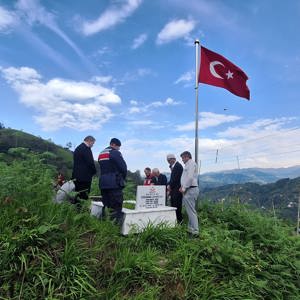 Aziz Şehitlerimiz Kabirleri Başında Anıldı - fotoğraf 1