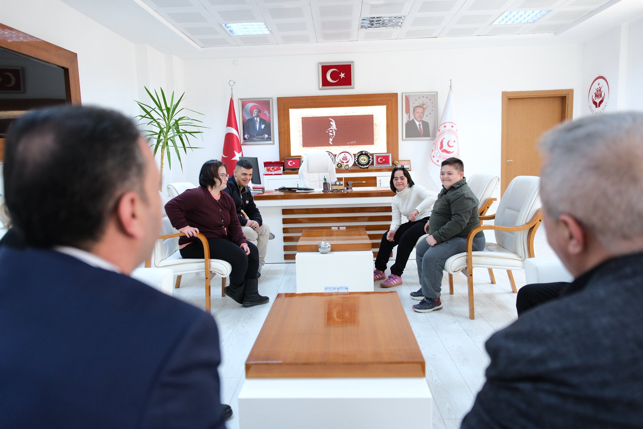 İl Müdürümüz Ali Sait Çeçen ve İl Müdür Yardımcımız Vedat Demirağ, Malatya Down Sendromlular Derneği Başkanı Nursel ile birlikte Down sendromlu bireylerimizi makamında ağırladı.