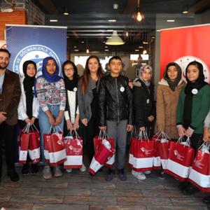 Funda VAROL Hanımefendi, Sosyal Uyum Programı kapsamındaki mülteci çocuklar ve aileleriyle bir araya geldi - fotoğraf 8