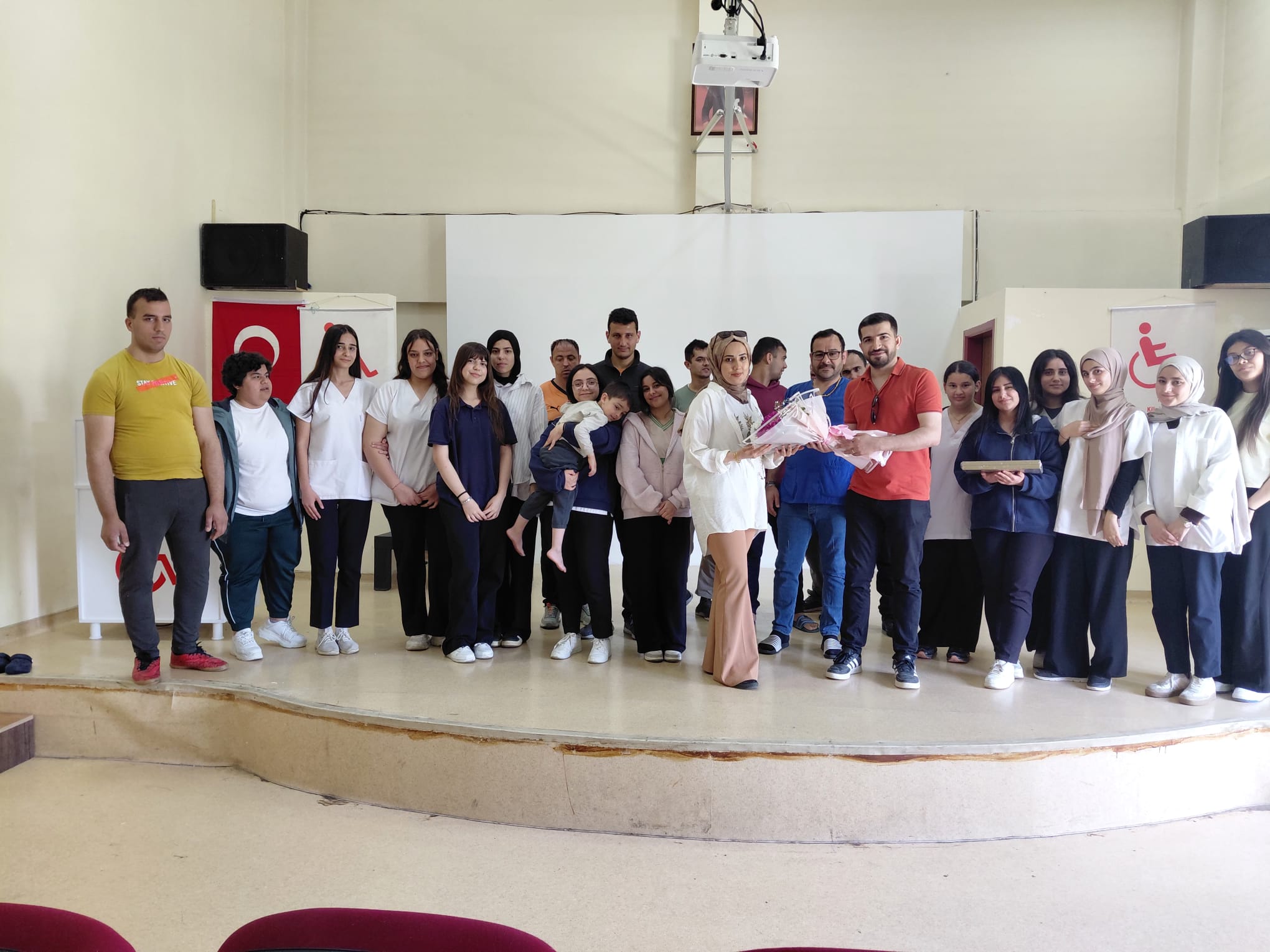 10-16 Mayıs Engelliler Haftası dolayısıyla Mustafa Kın Kız Mesleki ve Teknik Anadolu Lisesi öğrencileri anlamlı bir ziyaret gerçekleştirdi