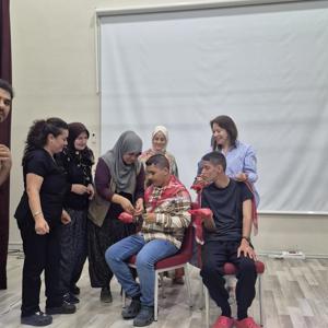 Müdürlüğümüze bağlı Engelsiz Yaşam Bakım, Rehabilitasyon ve Aile Danışma Merkezimizde Temsili Asker Eğlencesi Düzenlendi. - fotoğraf 2
