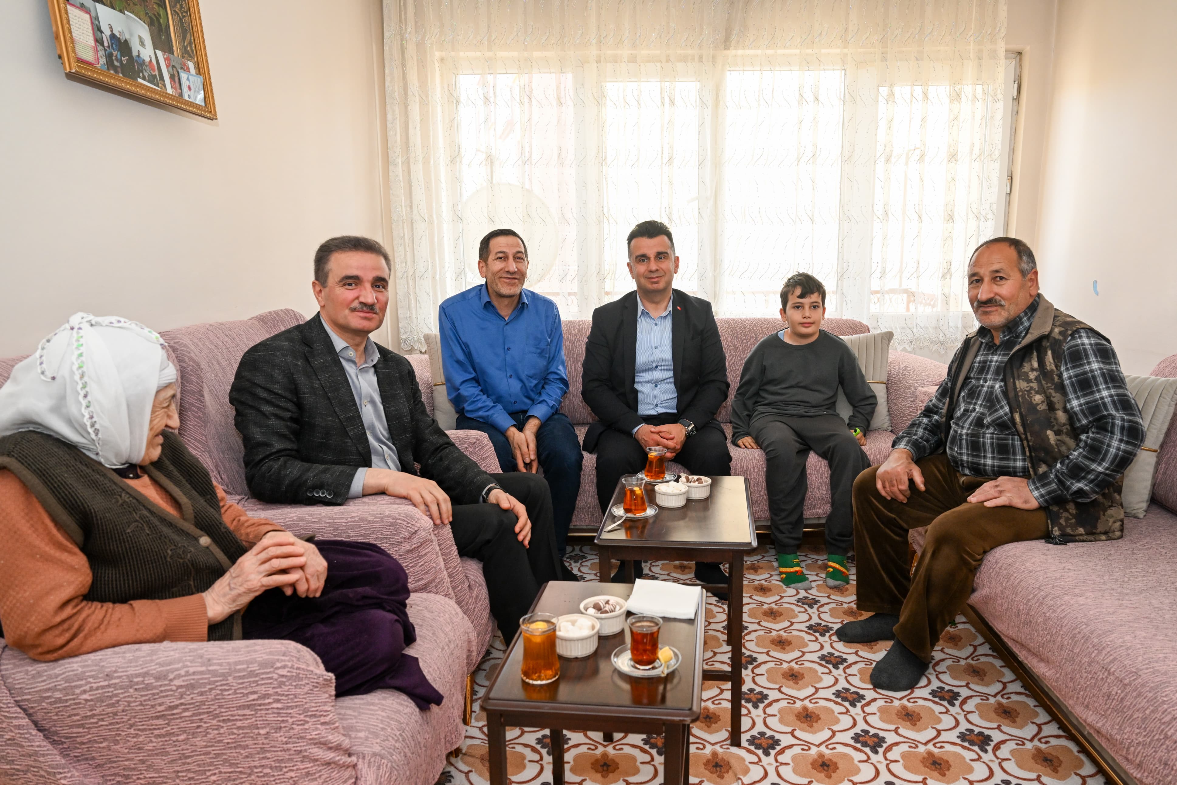 Erzurum’daki Koca Çınarlarımızdan 100 Yaşındaki Çilli Kaya Teyzemizi, Erzurum Valimiz Sayın Aydın Baruş Riyasetinde Ziyaret Ettik.