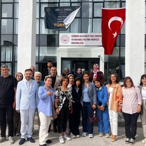 Gördes Huzurevi’nde Aileleri Buluşturan Sürpriz Piknik Düzenlendi - fotoğraf 1