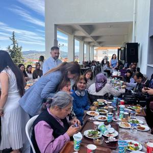 Gördes Huzurevi’nde Aileleri Buluşturan Sürpriz Piknik Düzenlendi - fotoğraf 10