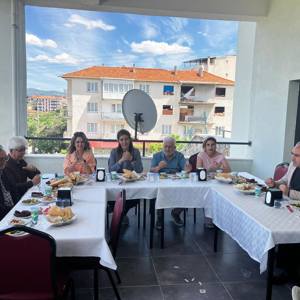 Gördes Huzurevi’nde Aileleri Buluşturan Sürpriz Piknik Düzenlendi - fotoğraf 11