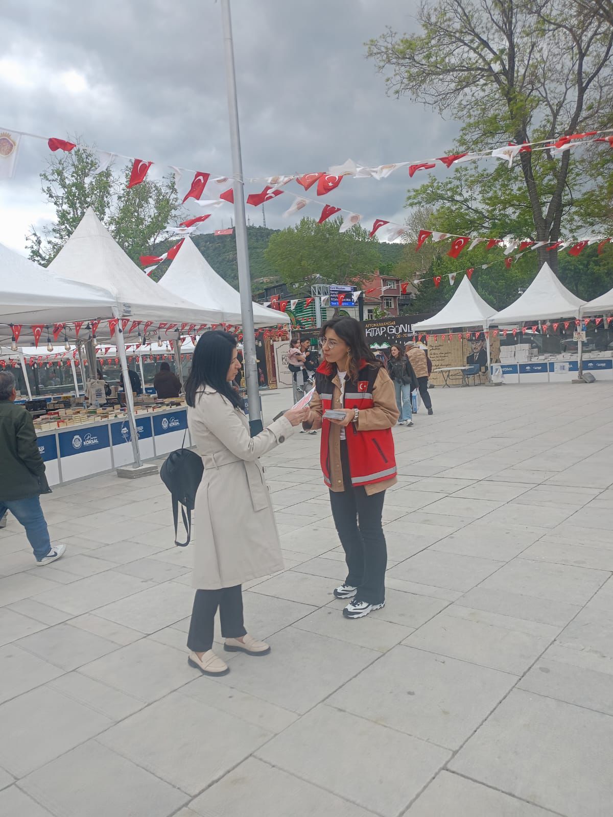 Koruyucu Aile Birim Personellerimiz Vatandaşlarımıza Koruyucu Aile Hakkında Bilgilendirme ve Broşür Dağıtımı Yaptı