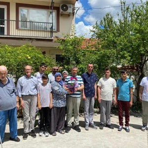 Akhisar’da Özel Gereksinimli Bireyin Doğum Günü Aile Sıcaklığında Kutlandı - fotoğraf 1